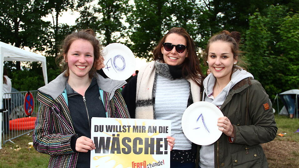 Die Besucher des Pfingst-Open-Airs in Salching sind schon in Feierlaune, aufgenommen von David Voltz am Freitag. Die Besucher des Pfingst-Open-Airs in Salching sind schon in Feierlaune, aufgenommen von David Voltz am Freitag.