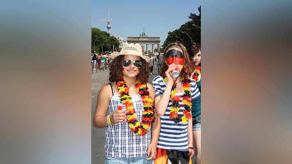 Christian Fertl war am Sonntag auf der Fanmeile in Berlin und erlebte dort das Achtelfinale gegen England auf Großleinwand. Christian Fertl war am Sonntag auf der Fanmeile in Berlin und erlebte dort das Achtelfinale gegen England auf Großleinwand.