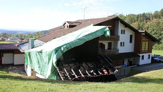 Der Schuppen konnte nicht mehr gerettet werden, und auch der Dachstuhl muss zum Teil erneuert werden. Der Schuppen konnte nicht mehr gerettet werden, und auch der Dachstuhl muss zum Teil erneuert werden.