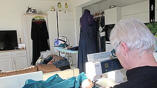 Insgesamt drei Nähmaschinen hat Christine Heinz für Änderungen und Reparaturen in Betrieb. Insgesamt drei Nähmaschinen hat Christine Heinz für Änderungen und Reparaturen in Betrieb.