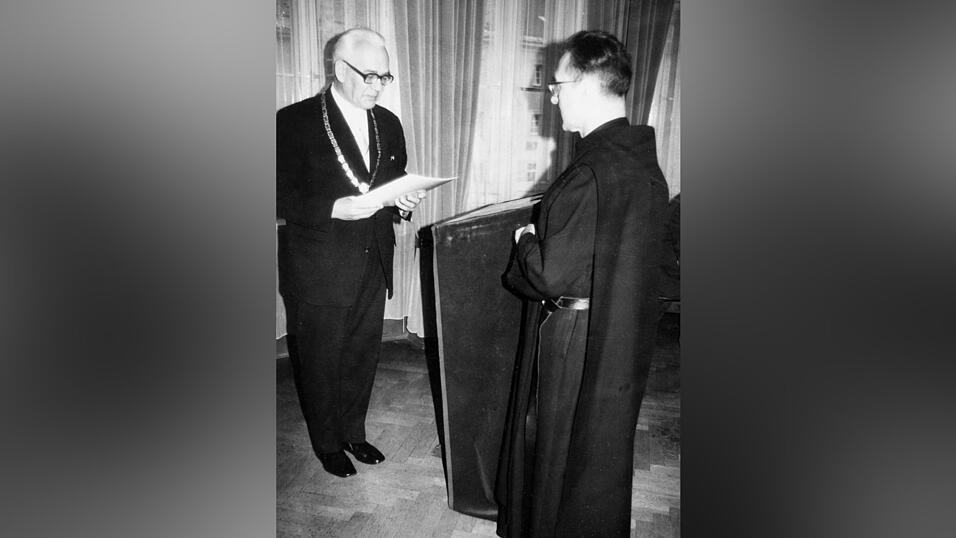 Oberbürgermeister Ludwig Scherl (links) überreichte Matthäus Heidenreich die Bürgermedaille. Oberbürgermeister Ludwig Scherl (links) überreichte Matthäus Heidenreich die Bürgermedaille.