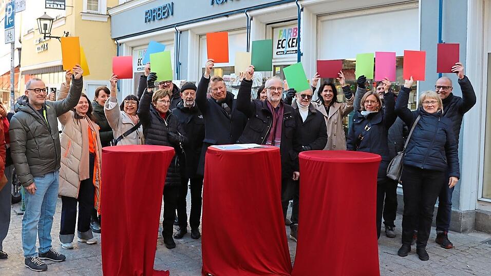 Gerhard Hain (Mitte mit rotem Schal) und Christoph Wacht (links außen) sind die Initiatoren von 'Unternehmen für Vielfalt'. Vor 'Farben Eckert' am Kohlenmarkt bekennen sie zusammen mit Kolleginnen und Kollegen aus verschiedensten Unternehmen Farbe. Gerhard Hain (Mitte mit rotem Schal) und Christoph Wacht (links außen) sind die Initiatoren von 'Unternehmen für Vielfalt'. Vor 'Farben Eckert' am Kohlenmarkt bekennen sie zusammen mit Kolleginnen und Kollegen aus verschiedensten Unternehmen Farbe.