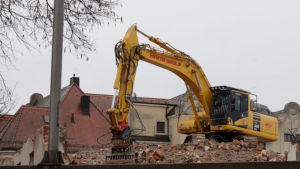 Abrissarbeiten auf dem Marienheim-Gelände. Anbauten aus den sechziger/siebziger Jahren weichen Wohnungsneubauten. Abrissarbeiten auf dem Marienheim-Gelände. Anbauten aus den sechziger/siebziger Jahren weichen Wohnungsneubauten.