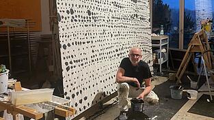 Leo Schötz vor seinem Bild „Anni Domini - rhythm 2025/2025“. Leo Schötz vor seinem Bild „Anni Domini - rhythm 2025/2025“.