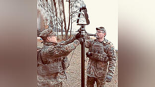 Den Anzug hat Dr. Gerhard Hopp für eine Woche beiseitegelegt und statt dessen Erfahrung im Dienst bei der Bundeswehr gesammelt. Den Anzug hat Dr. Gerhard Hopp für eine Woche beiseitegelegt und statt dessen Erfahrung im Dienst bei der Bundeswehr gesammelt.