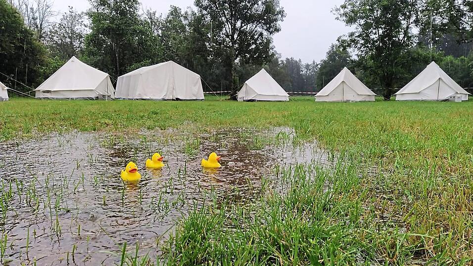 Die KJR-Verantwortlichen ließen die Kinder und Jugendlichen heuer nicht im Regen stehen, auch wenn dieses Bild vom Zeltlager den Eindruck vermitteln könnte. Die Diözese Passau hatte eigens für den KJR Deggendorf den Zeltplatz geöffnet und auch Personal zur Verfügung gestellt. Die KJR-Verantwortlichen ließen die Kinder und Jugendlichen heuer nicht im Regen stehen, auch wenn dieses Bild vom Zeltlager den Eindruck vermitteln könnte. Die Diözese Passau hatte eigens für den KJR Deggendorf den Zeltplatz geöffnet und auch Personal zur Verfügung gestellt.