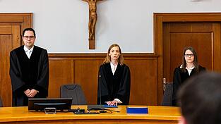 Die Vorsitzende Richterin (M) bei der Urteilsverkündung. Die Vorsitzende Richterin (M) bei der Urteilsverkündung.