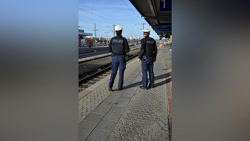 Der Mann habe angegeben, im Gleis spazieren zu gehen. (Symbolbild) Der Mann habe angegeben, im Gleis spazieren zu gehen. (Symbolbild)