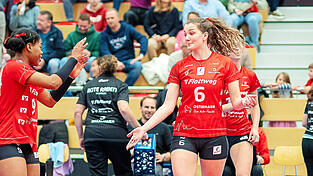 Wichtige Punkte gemacht: Außenangreiferin Crystal Burk (links ) klatscht mit Diagonalangreiferin Annie Hatch (rechts) ab. Hatch erhielt im Spiel gegen die Grimma Volleys die goldene MVP-Medaille. Wichtige Punkte gemacht: Außenangreiferin Crystal Burk (links ) klatscht mit Diagonalangreiferin Annie Hatch (rechts) ab. Hatch erhielt im Spiel gegen die Grimma Volleys die goldene MVP-Medaille.