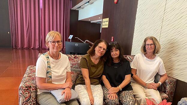 Barbara Huber (Zweite von rechts) mit ihren Freundinnen in Doha. Sie sind sehr besorgt und hoffen auf eine baldige Heimreise. Barbara Huber (Zweite von rechts) mit ihren Freundinnen in Doha. Sie sind sehr besorgt und hoffen auf eine baldige Heimreise.