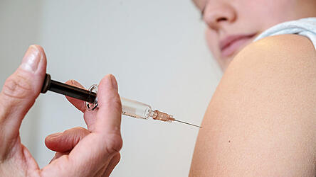 HPV-Impfung: Eine Jugendliche bekommt den Impfstoff als Schutz (nicht nur) vor Gebärmutterhals-Krebs. HPV-Impfung: Eine Jugendliche bekommt den Impfstoff als Schutz (nicht nur) vor Gebärmutterhals-Krebs.