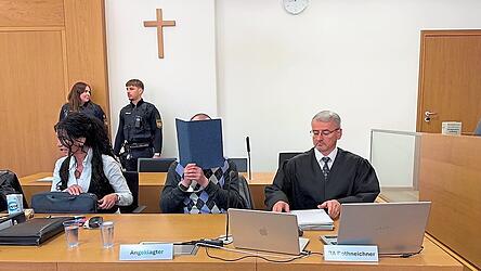 Der Angeklagte (M.) beruft sich vor Gericht auf Erinnerungslücken. Bei seiner Festnahme in Österreich hatte er jedoch gegenüber Beamten relativ konkrete Details zur Tat offenbart. Der Angeklagte (M.) beruft sich vor Gericht auf Erinnerungslücken. Bei seiner Festnahme in Österreich hatte er jedoch gegenüber Beamten relativ konkrete Details zur Tat offenbart.