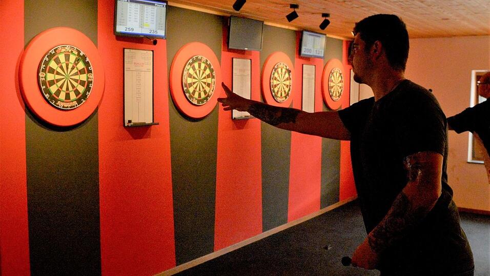 Ruhige Hand, kühler Kopf - beim Darts kommt es nicht nur auf das Werfen an. Ruhige Hand, kühler Kopf - beim Darts kommt es nicht nur auf das Werfen an.