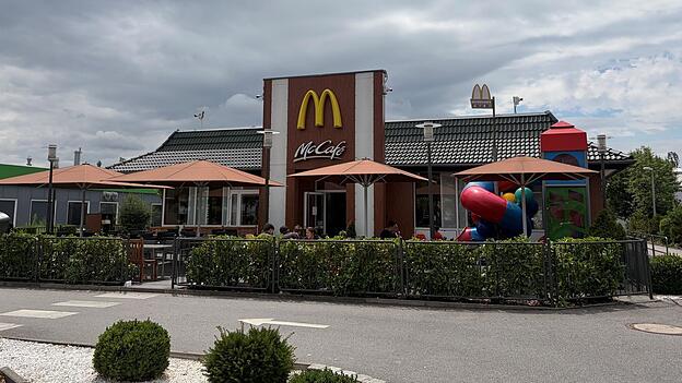Das Fast-Food-Restaurant an der Ittlinger Straße steht vor dem großen Umbau. Der Franchisenehmer verrät, was alles geplant ist und worauf sich Gäste in Zukunft freuen können. Das Fast-Food-Restaurant an der Ittlinger Straße steht vor dem großen Umbau. Der Franchisenehmer verrät, was alles geplant ist und worauf sich Gäste in Zukunft freuen können.