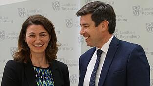 Wahlsiegerin Tanja Schweiger am Sonntagabend mit ihrem Hauptherausfoprderer Patrick Grossmann. Wahlsiegerin Tanja Schweiger am Sonntagabend mit ihrem Hauptherausfoprderer Patrick Grossmann.