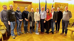 Sie stehen an der Spitze des Further Stadtmarketingvereins: Siegi Mühlbauer, Ludwig Hofmann, Monika Würz, Franz Kreuzer, Thomas Breu, Conny Decker, Stefan Simeth, Iris Hofmann, Bürgermeister Sandro Bauer, Franz Breu und Matthias Moritz (von links). Sie stehen an der Spitze des Further Stadtmarketingvereins: Siegi Mühlbauer, Ludwig Hofmann, Monika Würz, Franz Kreuzer, Thomas Breu, Conny Decker, Stefan Simeth, Iris Hofmann, Bürgermeister Sandro Bauer, Franz Breu und Matthias Moritz (von links).