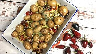 Die Kartoffeln kommen nur mit etwas Olivenöl und Gewürzen in den heißen Ofen. Die Kartoffeln kommen nur mit etwas Olivenöl und Gewürzen in den heißen Ofen.