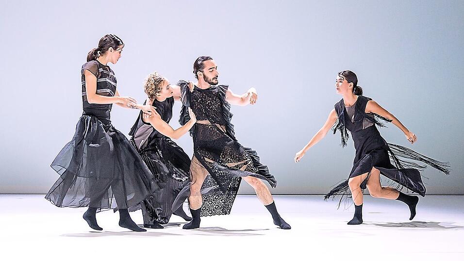 Chefchoreograph Georg Reischl erntete für seine erste Produktion, Juke Box Heroes, großen Beifall. Chefchoreograph Georg Reischl erntete für seine erste Produktion, Juke Box Heroes, großen Beifall.