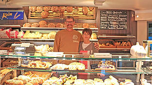 Peter und Doris Kalm in ihrem Hauptgeschäft im Ortskern von Hunderdorf. Den Kunden eine Vielfalt an Backwaren anzubieten, ist beiden ein Anliegen. Im Zuge einer immer ausufernden Dokumentationspflicht ist das nicht immer einfach. Peter und Doris Kalm in ihrem Hauptgeschäft im Ortskern von Hunderdorf. Den Kunden eine Vielfalt an Backwaren anzubieten, ist beiden ein Anliegen. Im Zuge einer immer ausufernden Dokumentationspflicht ist das nicht immer einfach.