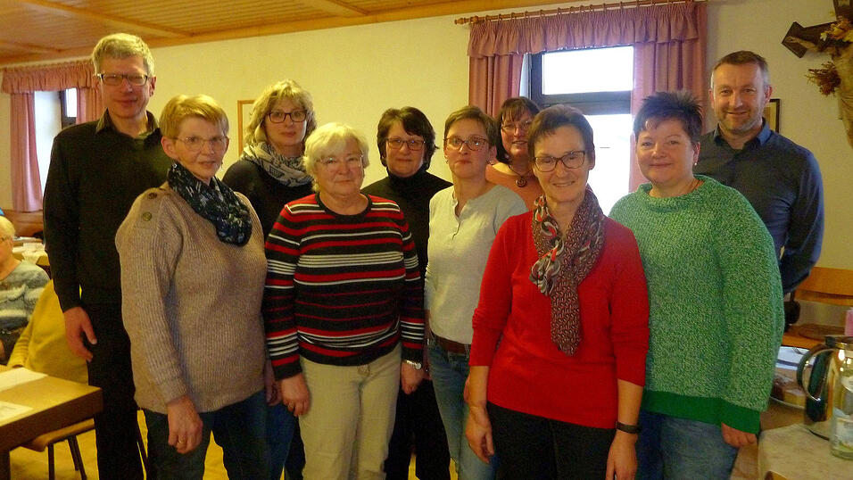 Gründungsversammlung der 'Frauengemeinschaft St. Wolfgang' (v. li.): Pfarrer Johann Wutz, Andrea Lohberger, Andrea May, Johanna Schreiner, Karin Lohberger, Nadine Kainz, Regina Pfeffer, Maria Reiner, Anja Greil und Bürgermeister Gerhard Mühlbauer. Gründungsversammlung der 'Frauengemeinschaft St. Wolfgang' (v. li.): Pfarrer Johann Wutz, Andrea Lohberger, Andrea May, Johanna Schreiner, Karin Lohberger, Nadine Kainz, Regina Pfeffer, Maria Reiner, Anja Greil und Bürgermeister Gerhard Mühlbauer.
