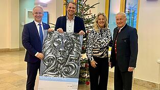 Traditionell wurde auch in diesem Jahr die erste Eintrittskarte feierlich übergeben: Präsident Robert Elsberger (l.) überreichte sie gemeinsam mit den Eheleuten Harlander an Bürgermeister Matthias Kohlmayer (2.v.l.). Traditionell wurde auch in diesem Jahr die erste Eintrittskarte feierlich übergeben: Präsident Robert Elsberger (l.) überreichte sie gemeinsam mit den Eheleuten Harlander an Bürgermeister Matthias Kohlmayer (2.v.l.).