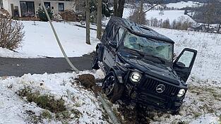 Durch den Überschlag wurde der Geländewagen erheblich beschädigt. Durch den Überschlag wurde der Geländewagen erheblich beschädigt.