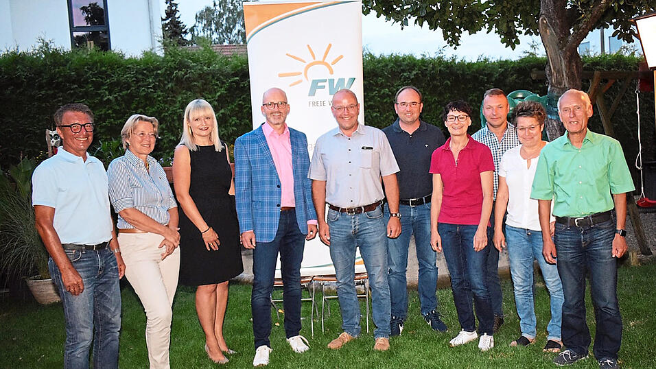 Die Marktgemeinderäte Josef Loibl, Dr. Dagmar Hofmann, Manuela Bonardi, Bürgermeister Andreas Strauß, zweiter Bürgermeister Bernhard Pritscher, Marcus Lackermeier, Susanne Kammermayer, Thomas Lackermeier, Martina Riedl und Franz Stöckl. Die Marktgemeinderäte Josef Loibl, Dr. Dagmar Hofmann, Manuela Bonardi, Bürgermeister Andreas Strauß, zweiter Bürgermeister Bernhard Pritscher, Marcus Lackermeier, Susanne Kammermayer, Thomas Lackermeier, Martina Riedl und Franz Stöckl.