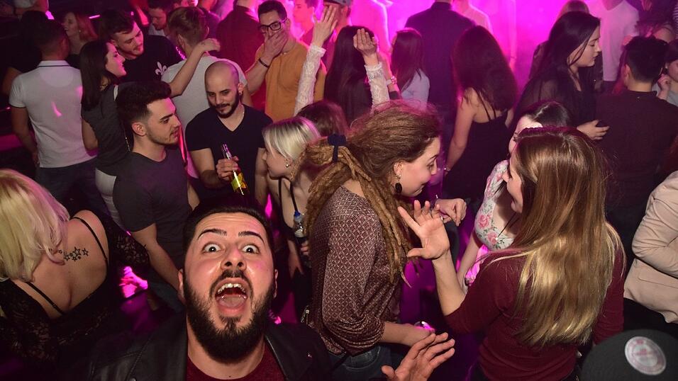 Im Stars wurde wurde wieder getanzt und gefeiert, bis das Licht anging. Im Stars wurde wurde wieder getanzt und gefeiert, bis das Licht anging.