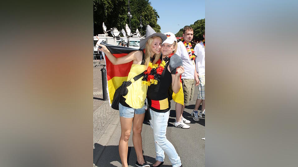 Christian Fertl war am Sonntag auf der Fanmeile in Berlin und erlebte dort das Achtelfinale gegen England auf Großleinwand. Christian Fertl war am Sonntag auf der Fanmeile in Berlin und erlebte dort das Achtelfinale gegen England auf Großleinwand.