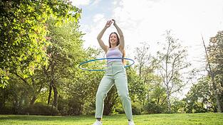 Hulahoop: Rückenschmerzen lindern durch gestärkte Bauchmuskeln und verbesserte Rückenstabilität. Hulahoop: Rückenschmerzen lindern durch gestärkte Bauchmuskeln und verbesserte Rückenstabilität.