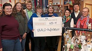 Der Reinerlös von 625 Euro aus dem Fairen Frühstück wurde an Marianne Weber-Keller (4. v. l.), Vorsitzende des Vereins Ukalo, überreicht. Der Reinerlös von 625 Euro aus dem Fairen Frühstück wurde an Marianne Weber-Keller (4. v. l.), Vorsitzende des Vereins Ukalo, überreicht.