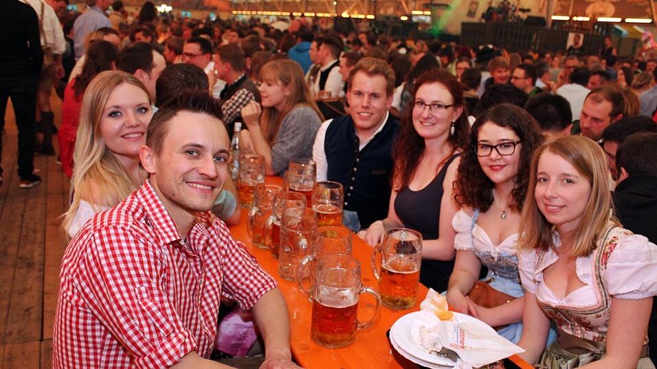 Die Frühjahrsdult 2017 in Landshut neigt sich dem Ende entgegen. Grund genug, noch einmal richtig in den Bierzelten zu feiern - abgerundet vom traditionellen Feuerwerk. Die Frühjahrsdult 2017 in Landshut neigt sich dem Ende entgegen. Grund genug, noch einmal richtig in den Bierzelten zu feiern - abgerundet vom traditionellen Feuerwerk.