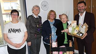 Die vitale Jubilarin Erika Krüger erhielt unter anderem von Bürgermeister Markus Hofmann und Seniorenbeiratsvorsitzender Erna Schneider (2.v.l.) Glückwünsche zum 104. Geburtstag. Die vitale Jubilarin Erika Krüger erhielt unter anderem von Bürgermeister Markus Hofmann und Seniorenbeiratsvorsitzender Erna Schneider (2.v.l.) Glückwünsche zum 104. Geburtstag.