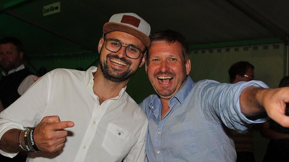 Zur Musik von Headless wurde ausgelassen gefeiert. Zur Musik von Headless wurde ausgelassen gefeiert.