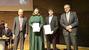 Udo Hebel (links) und Peter Küspert (rechts) überreichten den Preis für studentisches Engagement an Madeleine Schneider und Tim Oberding. Udo Hebel (links) und Peter Küspert (rechts) überreichten den Preis für studentisches Engagement an Madeleine Schneider und Tim Oberding.