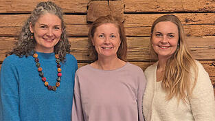 Birgit Singer, Birgitt Hasenpusch und Silvia Singer: „Wir sind drei Frauen, verschieden, verbunden und voller Visionen“, sagen sie über sich selbst. Zusammen haben sie ein Buch über die Rauhnächte geschrieben. Birgit Singer, Birgitt Hasenpusch und Silvia Singer: „Wir sind drei Frauen, verschieden, verbunden und voller Visionen“, sagen sie über sich selbst. Zusammen haben sie ein Buch über die Rauhnächte geschrieben.