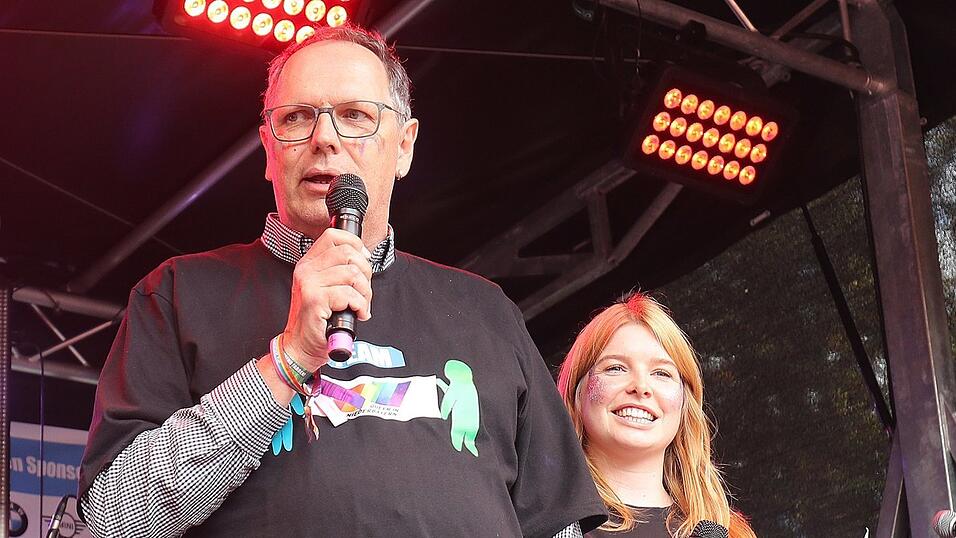 Knapp 2.000 Teilnehmer feierten am Samstag in Landhut den ersten Christopher-Street-Day Niederbayerns. Knapp 2.000 Teilnehmer feierten am Samstag in Landhut den ersten Christopher-Street-Day Niederbayerns.