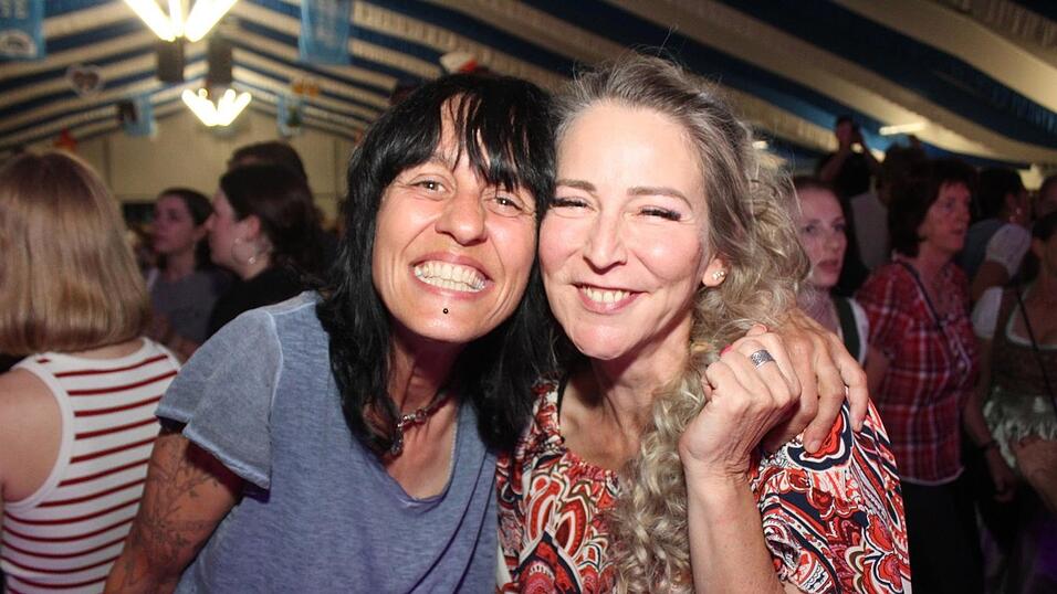 Zur Musik von Headless wurde ausgelassen gefeiert. Zur Musik von Headless wurde ausgelassen gefeiert.