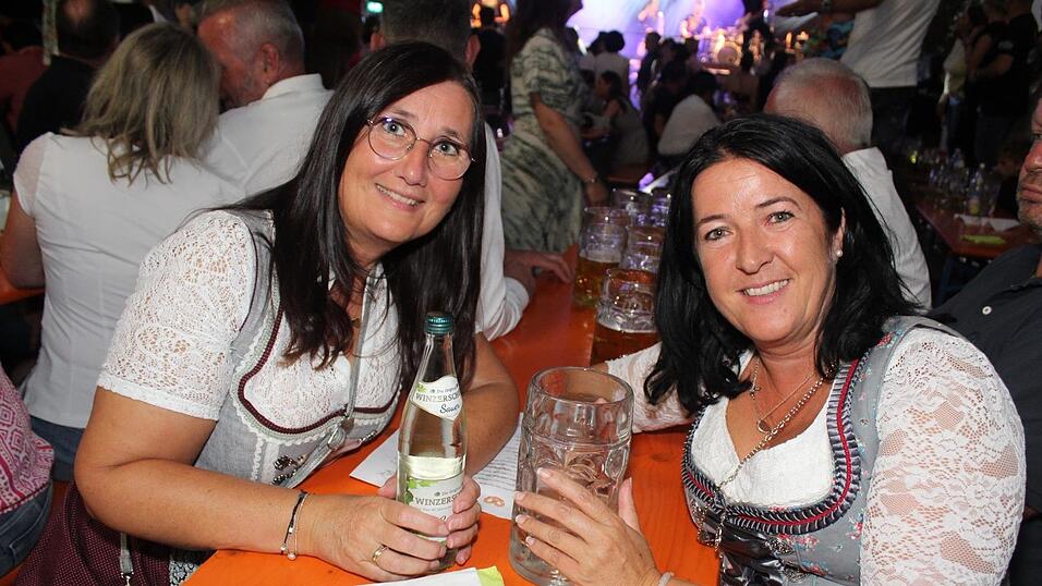 Zur Musik von Headless wurde ausgelassen gefeiert. Zur Musik von Headless wurde ausgelassen gefeiert.