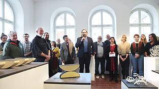 Schulleiter Markus Rusch (mit Mikro) begrüßte die vielen Gäste an der Keramikschule. Schulleiter Markus Rusch (mit Mikro) begrüßte die vielen Gäste an der Keramikschule.