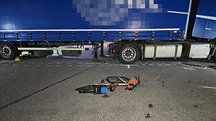 Eine Radfahrerin wurde in Neutraubling von einem Lastwagen erfasst. Helfer konnten das Leben der Frau nicht mehr retten. Eine Radfahrerin wurde in Neutraubling von einem Lastwagen erfasst. Helfer konnten das Leben der Frau nicht mehr retten.