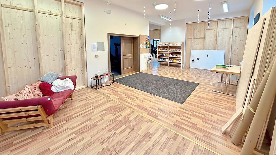 Die Räume der alten Stadtbücherei werden derzeit für die Nutzung durch das Pädagogische Bildungszentrum vorbereitet. Die Räume der alten Stadtbücherei werden derzeit für die Nutzung durch das Pädagogische Bildungszentrum vorbereitet.