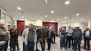 Gespannt warteten die Zuschauer auf das Ergebnis auf der Leinwand. Gespannt warteten die Zuschauer auf das Ergebnis auf der Leinwand.