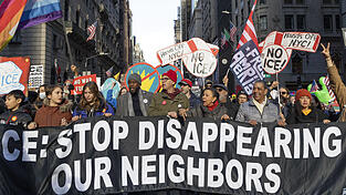 „Hört auf, unsere Nachbarn verschwinden zu lassen“: Demonstranten protestieren in den USA (hier am 11. Januar in New York City) gegen die Brutalität der US-Immigrationsbehörde ICE. „Hört auf, unsere Nachbarn verschwinden zu lassen“: Demonstranten protestieren in den USA (hier am 11. Januar in New York City) gegen die Brutalität der US-Immigrationsbehörde ICE.