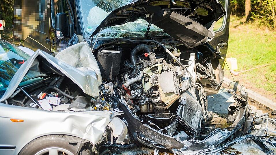 Die Fahrzeuge krachten wohl frontal ineinander. Die Fahrzeuge krachten wohl frontal ineinander.