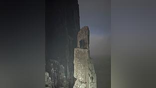 In schwindelerregender Höhe waren die Kletterer stundenlang auf einem kleinen Felsvorsprung gefangen. In schwindelerregender Höhe waren die Kletterer stundenlang auf einem kleinen Felsvorsprung gefangen.