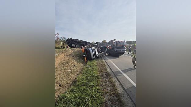 Zwei Autos kippten vom Transporter. Zwei Autos kippten vom Transporter.