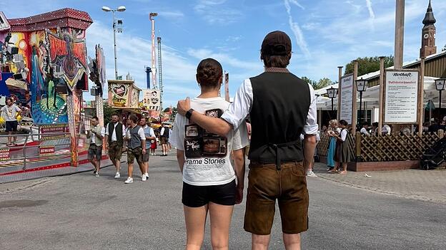 Bestimmte Entwicklungen wie Turnschuhe zur Lederhose weichen von der Tradition ab. Bestimmte Entwicklungen wie Turnschuhe zur Lederhose weichen von der Tradition ab.