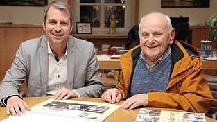 Bürgermeister Matthias Kohlmayer und Nik Söltl blätterten den neuen Kalender durch und freuten sich über die historischen Aufnahmen. Bürgermeister Matthias Kohlmayer und Nik Söltl blätterten den neuen Kalender durch und freuten sich über die historischen Aufnahmen.