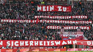 Mit Plakaten und Schweige-Minuten protestierten in vielen Stadien Fußball-Fans gegen strengere Sicherheitsauflagen. Bayerns Innenminister Joachim Herrmann (CSU) sprach von einer «Gespensterdiskussion». Mit Plakaten und Schweige-Minuten protestierten in vielen Stadien Fußball-Fans gegen strengere Sicherheitsauflagen. Bayerns Innenminister Joachim Herrmann (CSU) sprach von einer «Gespensterdiskussion».